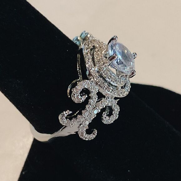 Gorgeous Wedding Ring - Picture 4 of 7